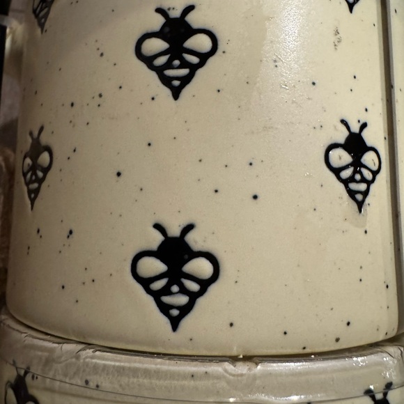 Cream Bee-Pattern Stackable Mugs with Black Rack - Picture 2 of 5